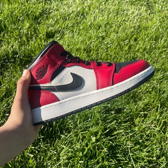 Air Jordan 1 Mid 'Chicago Black Toe' - Picture 1 of 4